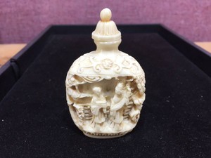 Vintage Oriental Carved Snuff Box