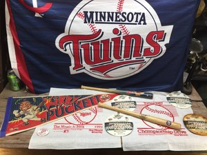 MN TWINS Memorabilia - Buttons - Pennants - Bats - Flag