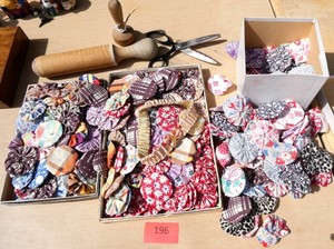 Group of Yo Yo quilt pieces, darning tools and pinking shears