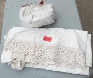 Large tablecloth and 12 dinner napkins