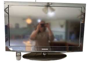 Samsung 31 Flat Screen TV with Remote & Stand