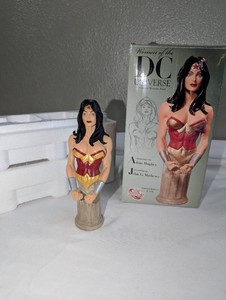 DC Direct Wonder Woman Bust Adam Hughes Women of DC Universe #13453300 Box