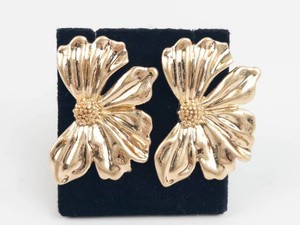 Floral Pierced Earrings - Ribbed Bar Design