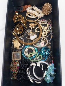Costume Jewelry - Assorted Necklaces, Bracelets & Brooches Mixed Lot