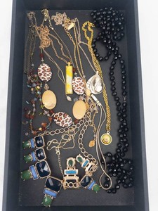 Costume Jewelry - Fashion Necklace & Pendant Assortment
