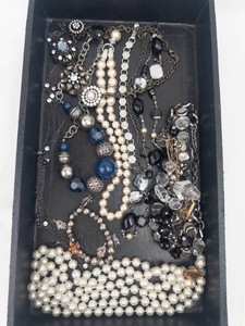 Costume Jewelry - Necklace & Beaded Jewelry Mixed Lot