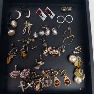 Costume Jewelry Earrings & Mixed Accessories Assortment