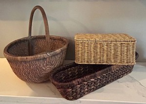 LR - Woven Baskets - Handled Basket, Lidded Basket & Tray Mixed Lot