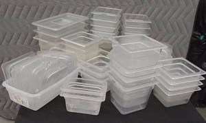 ASSORTED LOT OF HARD PLASTIC FOOD CONTAINERS & LIDS