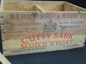 VERY VINTAGE WOODEN CUTTY SARK  BOX AND BOOKS