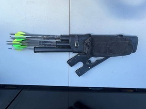 Arrow Set With Quiver and Accessories