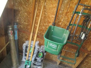 Scotts Easyvgreen spreader and personal moving carts