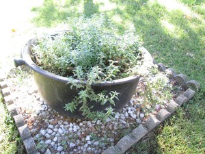 Vintage cast iron 45-gallon open fire Spaulding pot cauldron