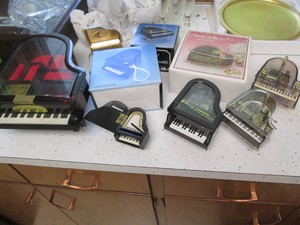 Miniature (doll size) musical Li Yong grand piano jewelry box with smaller piano music boxes