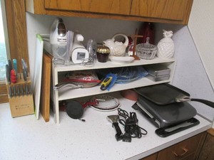 Knife block with cutlery, hand mixer, lidded dishes, George Foreman grill, cutting boards, frying pans and more