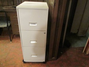 Standard size metal 3-drawer file cabinet on rolling base