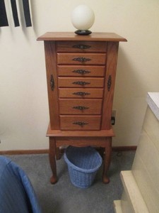 Standing jewelry box