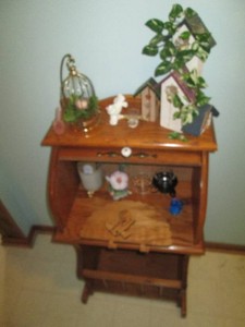 Wood dual purpose roll top storage and magazine rack with bird decor and assorted candle holders