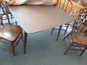 Vintage 5pc Dining table and Windsor Chair set shown with the (1) expansion leaf installed