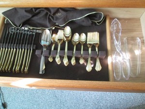 Gold tone stainless steel flatware with silverware tray and dust bag