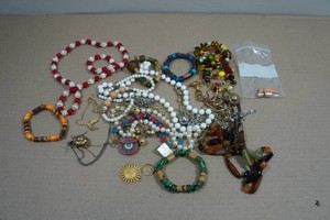 Assorted Vintage Jewelry