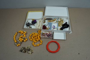 Assorted Vintage Jewelry