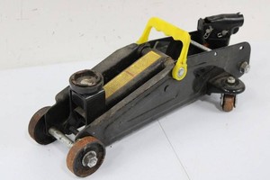 Steel Hydraulic Floor Jack With Yellow Handle