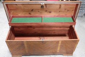 Lane Cedar Chest With Divided Lift-Out Tray W 46 inch x H 22 x 18 12 Depth