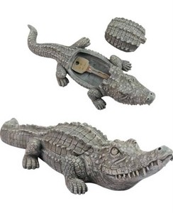 Alligator Key Hider Resin Garden Statue - Brand New Q