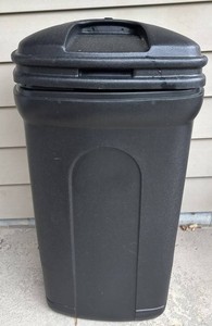United Solutions 34-Gallon Wheeled Trash Can