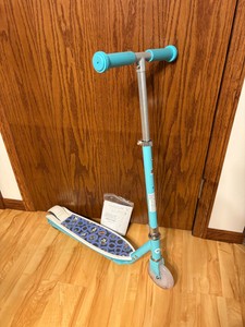 Kids Scooter Electric Lights Flash while You Ride, Comes With Wall Charginf Cable and Instructions, Brand New Open Package Condition