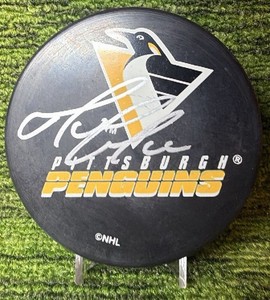 Mario Lemieux vintage Pittsburgh Penguins Signed Hockey Puck VERY COOL PIECE  NICE AUTO