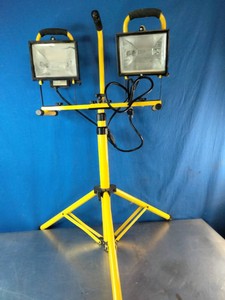 Dual-head halogen work light mounted on a telescoping tripod stand