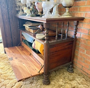 Excellent Quality &amp Condition Cedar Lined Blanket Chest Cabinet Table