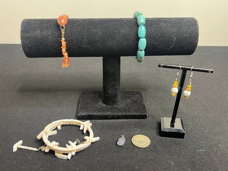 VTG Costume Jewelry - Beaded Bracelets, Earrings & Pendant Mixed Lot