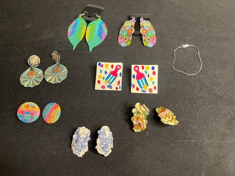 VTG Costume Jewelry - Earrings & Bracelet Mixed Lot