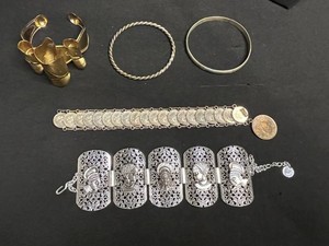 VTG Costume Jewelry Mixed Lot - Bracelets & Bangles & COOL Gold Tone Floral Cuff & Coin Bracelet