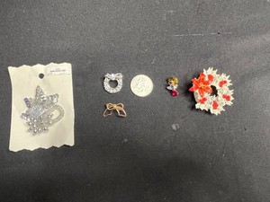 Costume Jewelry Mixed Lot - Brooches & Pins