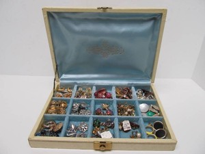 Very Nice Estate Lot of Vintage Costume Jewelry in Jewelry Box