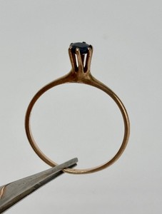 Genuine 10K Gold Ring wEmerald - Size 7.75