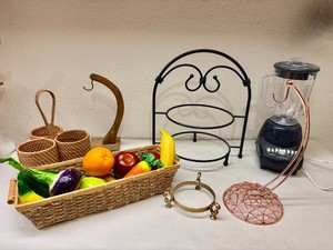 Assorted Kitchen Decor and Hamilton Beach Blender