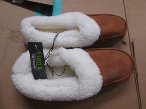 New mens M slippers