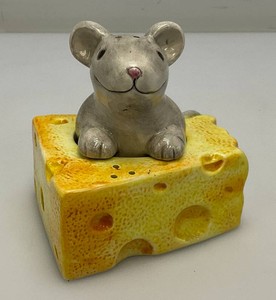 Collectible Mouse And Cheese Salt And Pepper Shaker Set