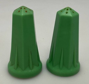 Mid Century Richelain USA Bakelite Green Rocket Style Salt & Pepper Shaker Set 2 34 Tall