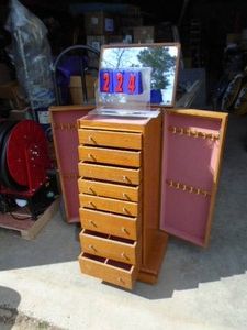 Jewelry case. Missing a few knobs. As shown.