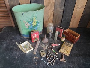 Lot of smalls fish decoy, tobacco tins, 7up and more