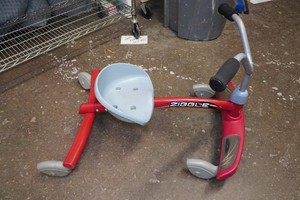 Radio Flyer Ziggle Trick Ride On Scooter