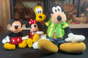 VINTAGE Disney Plush lot of 4  Mickey & Minnie Mouse, Pluto, GoofyGoofy is fisher price 2001 his head hand puppet he works and says a couple phrases Dirt dust some pluto still has Disney tag