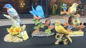 Bird Figurines lot of 4  are Lefton, ArtMark, unbranded Big Blue bird figurine with babies has chipped wing rest look good no damage