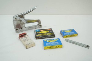 Arrow stapler with staples